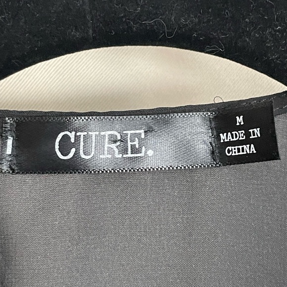 Polyester open cover up. Black and flowers. Size M - Picture 2 of 4